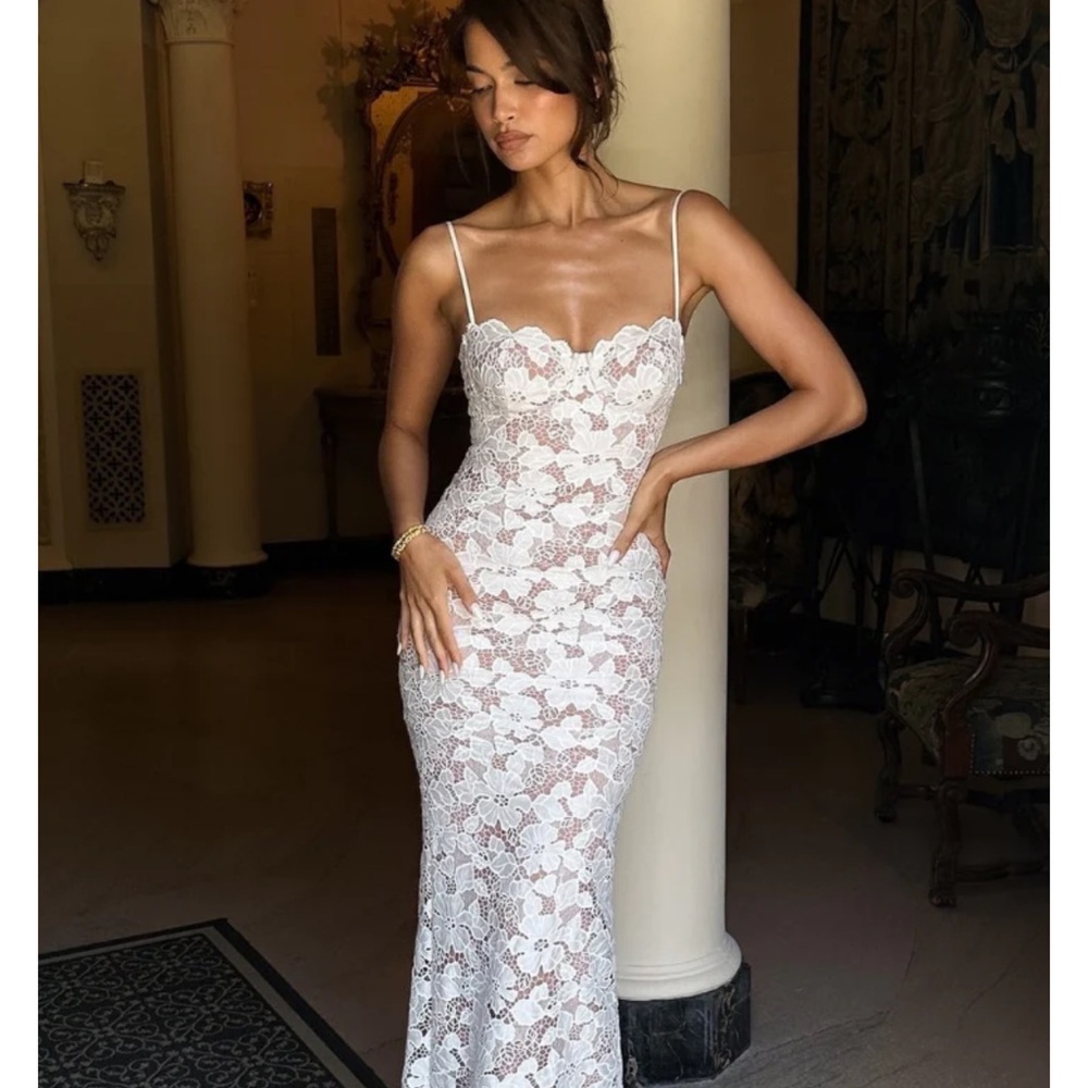 White Sleeveless Sweetheart Maxi Dress